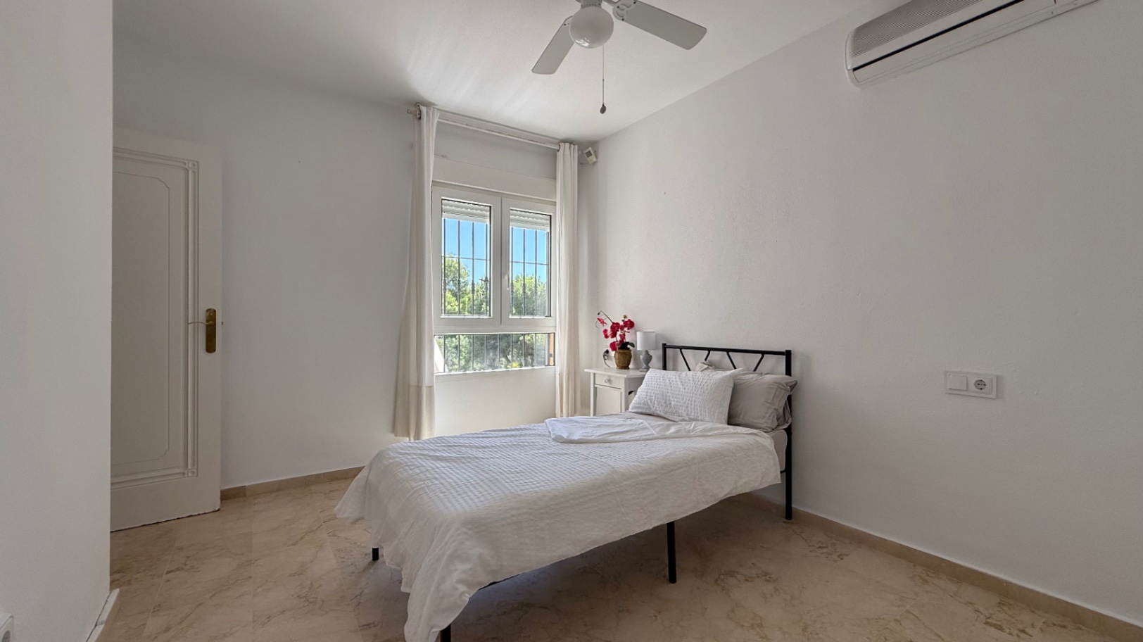 Pool area in villa for sale in Orihuela