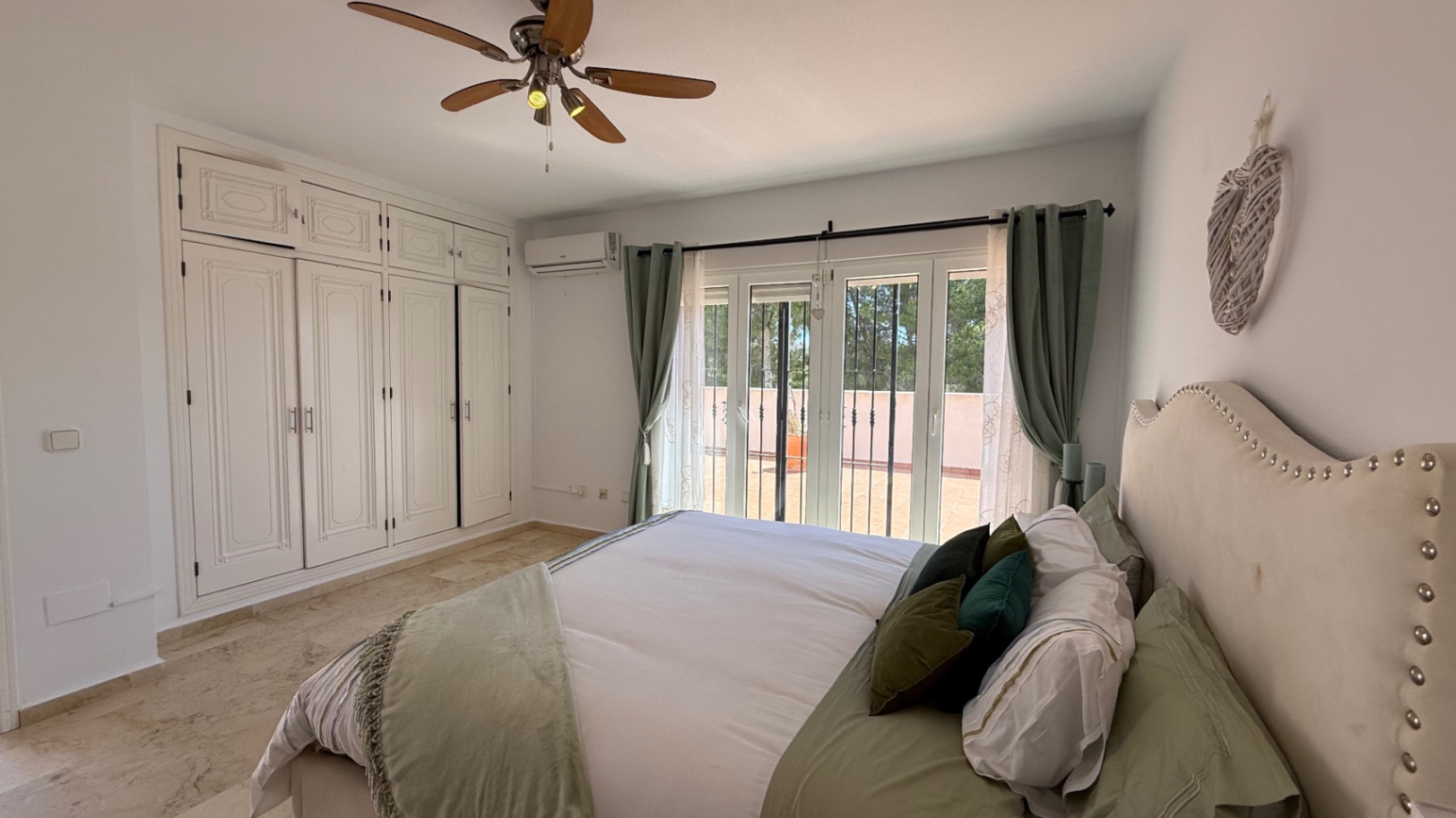 Master bedroom in villa for sale in Orihuela