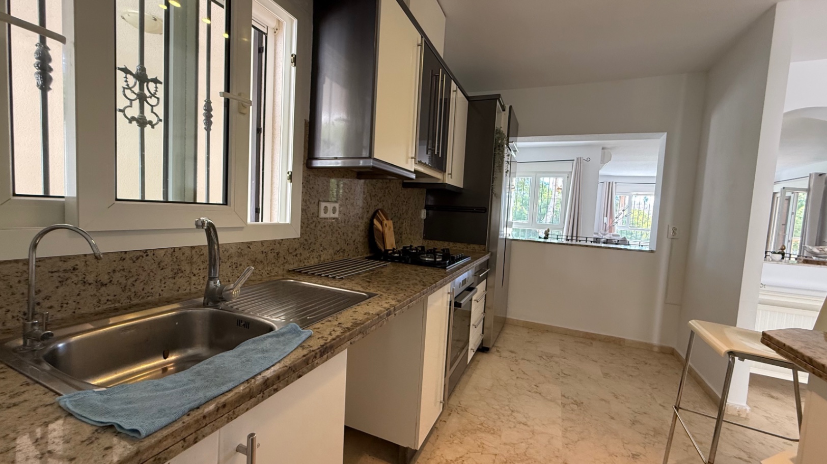 Large detached villa with 4 bedrooms, 2 bathrooms first line to the Las Ramblas Golf Course