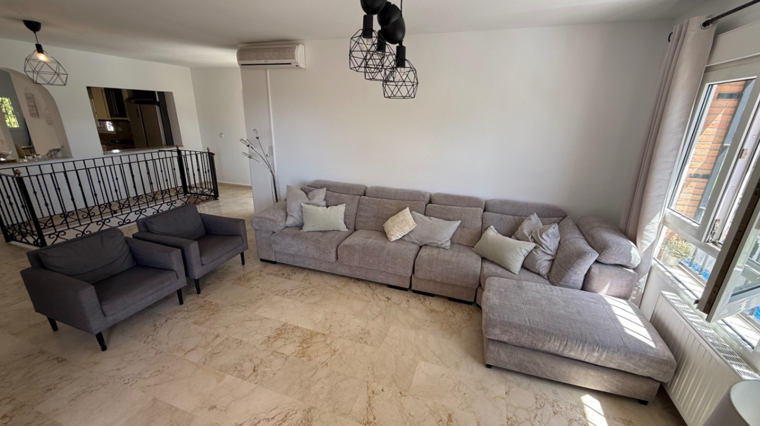 Pool area in villa for sale in Orihuela