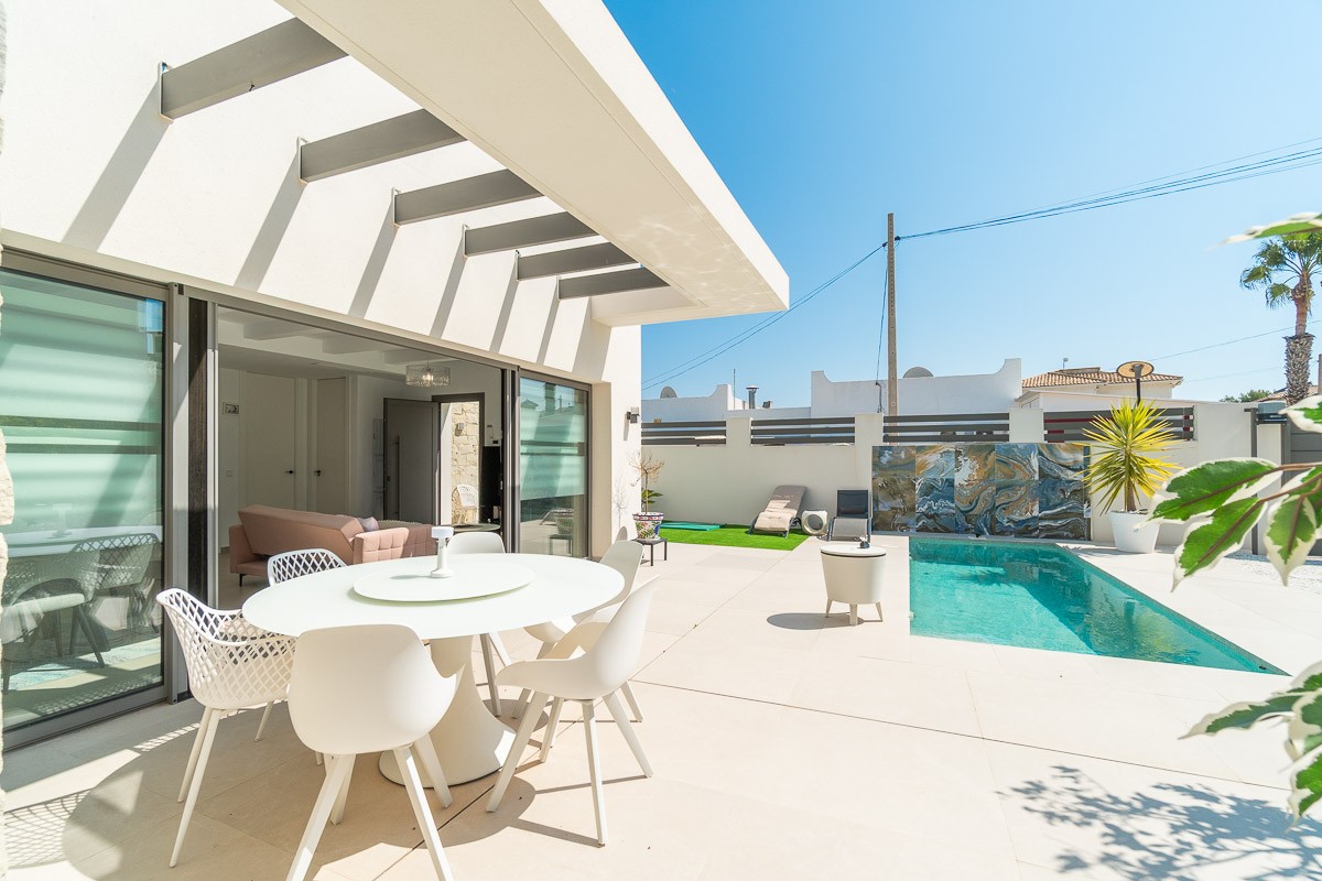 Kitchen in villa for sale in Orihuela Costa