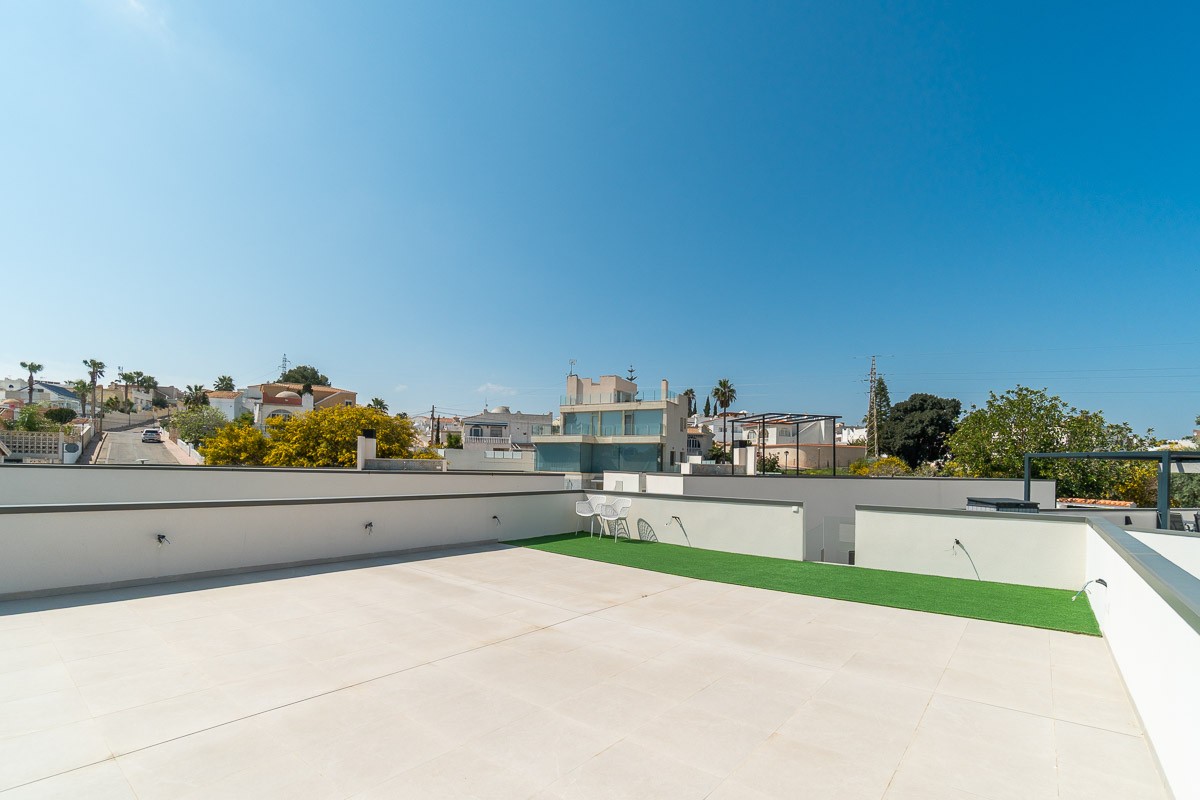 Garden in villa for sale in Orihuela Costa