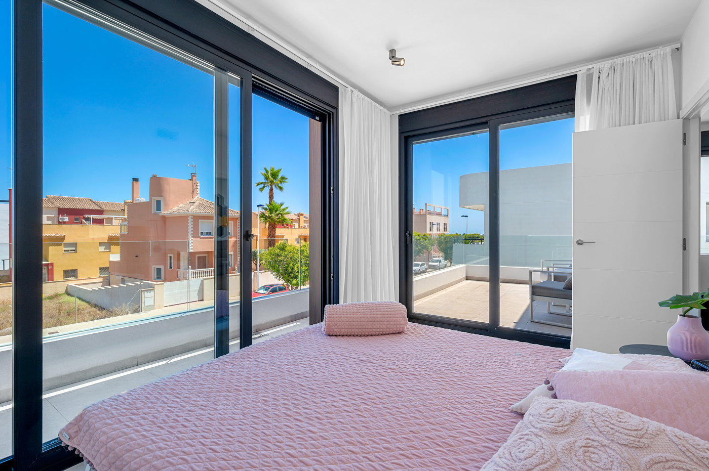 Master bedroom in villa for sale in Guardamar del Segura