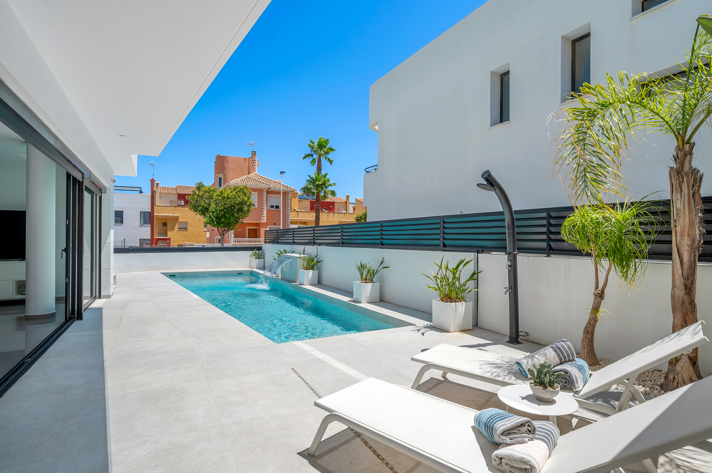 Garden in villa for sale in Guardamar del Segura