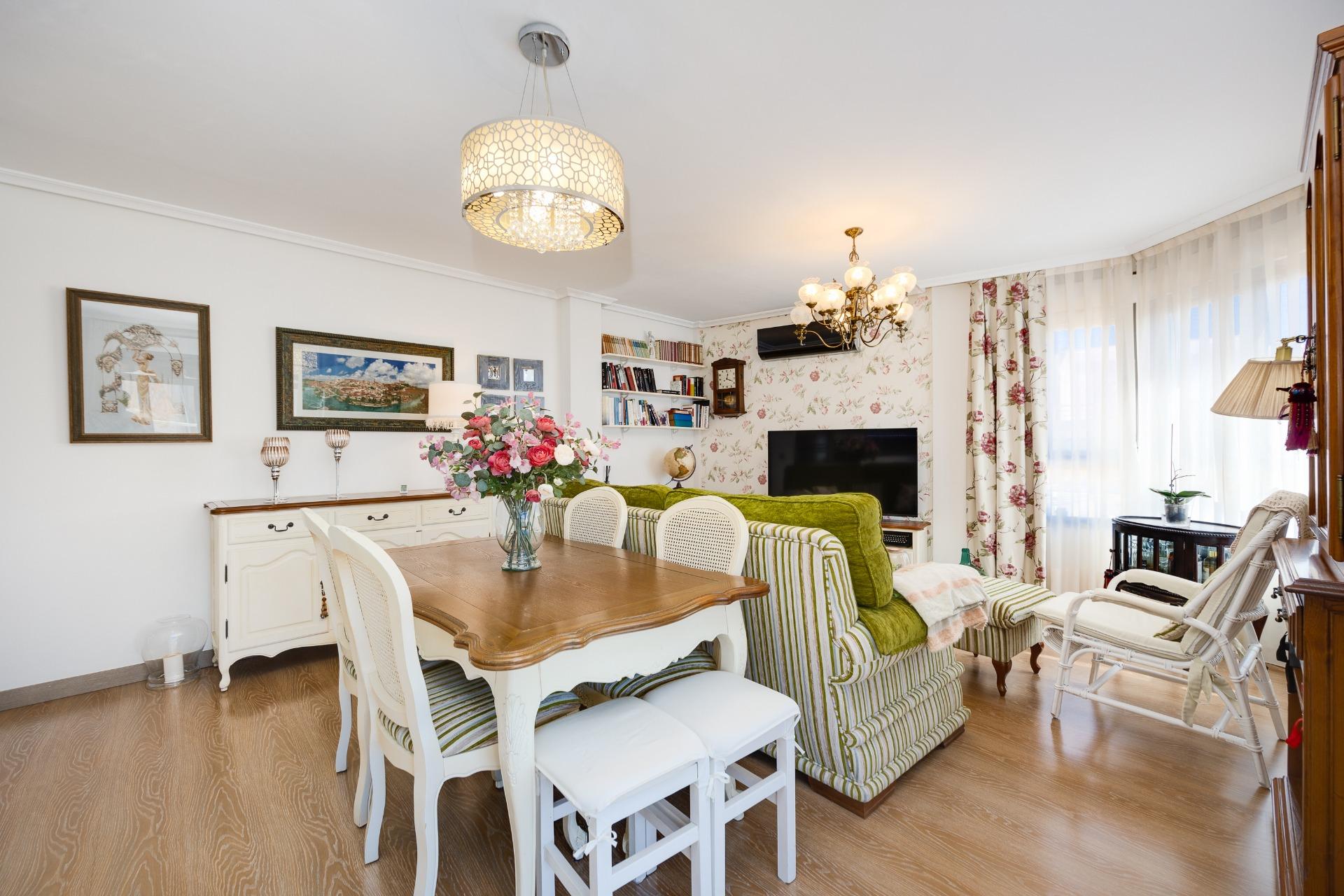 This beautiful penthouse located on the fifth floor with an elevator offers a strategic location in