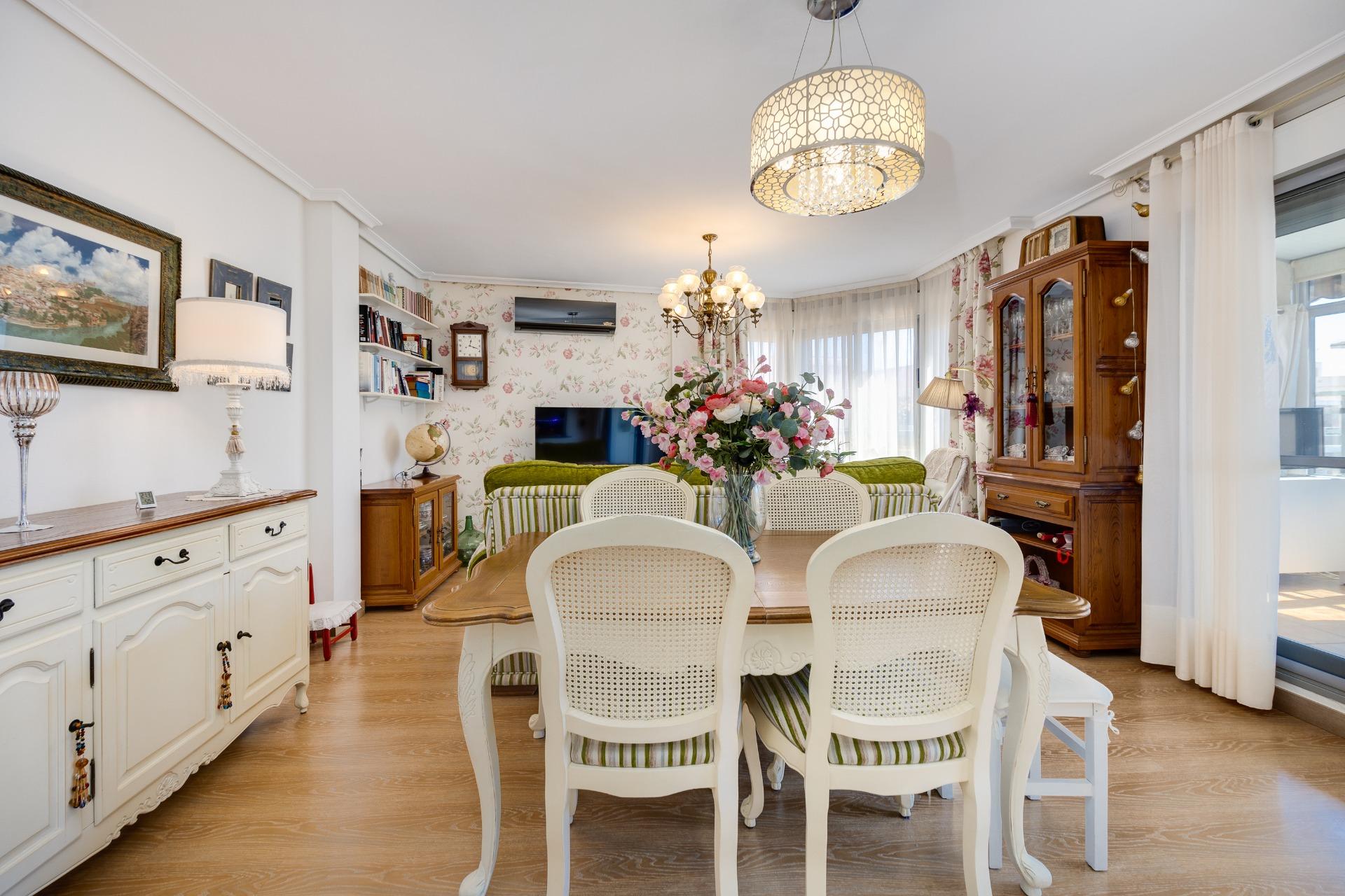 This beautiful penthouse located on the fifth floor with an elevator offers a strategic location in