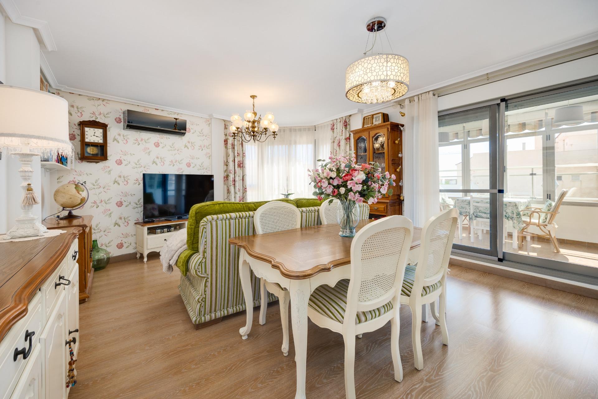 This beautiful penthouse located on the fifth floor with an elevator offers a strategic location in