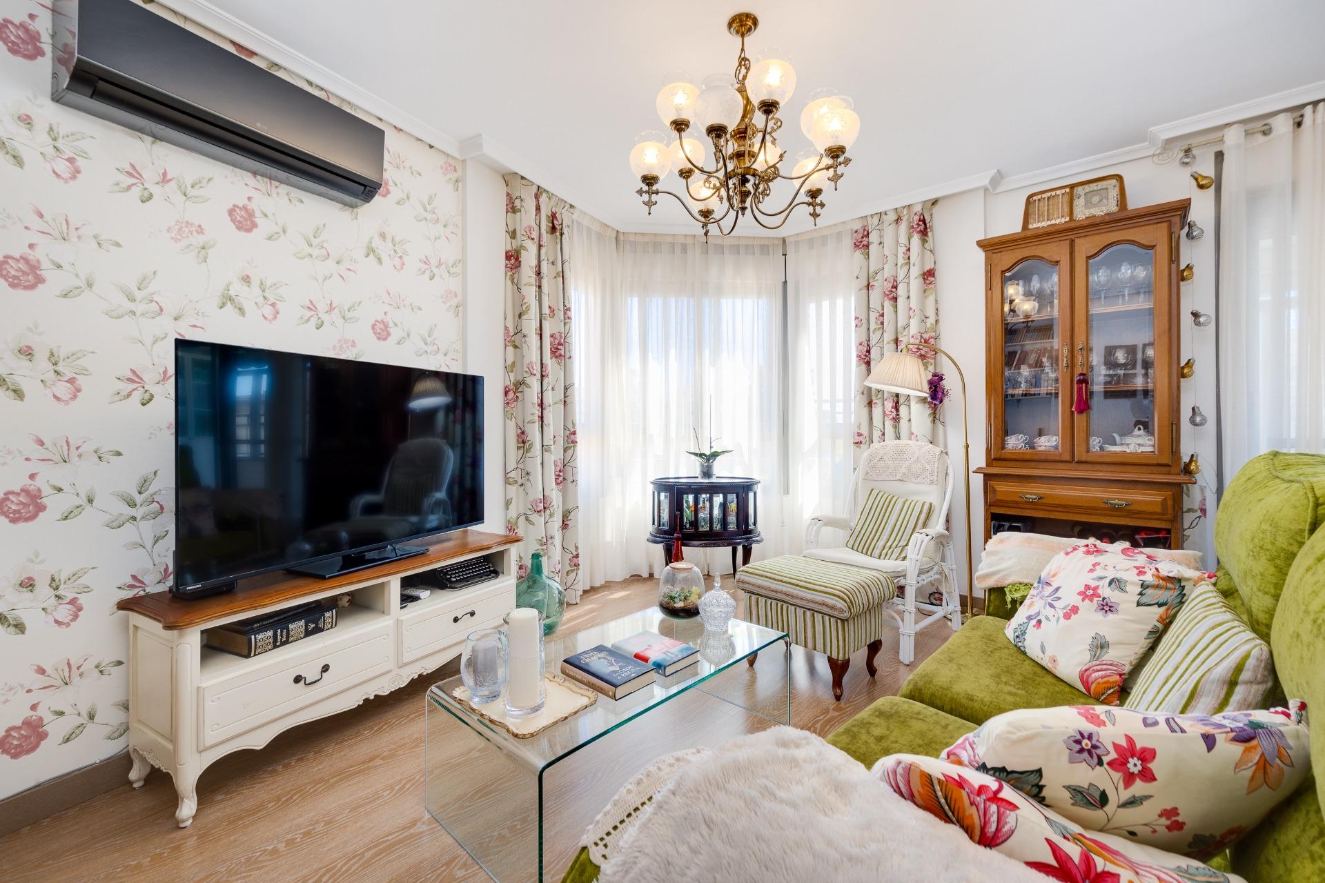 This beautiful penthouse located on the fifth floor with an elevator offers a strategic location in
