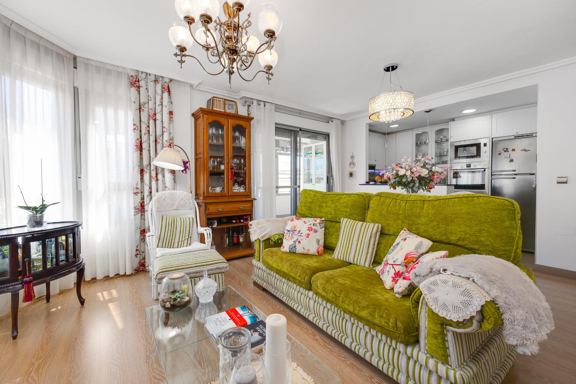 This beautiful penthouse located on the fifth floor with an elevator offers a strategic location in