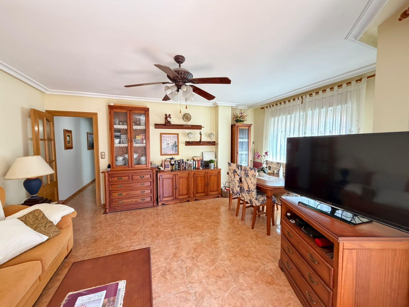 Spacious 3-bedroom apartment with terrace on the beachfront of Playa del Cura in Torrevieja This bri