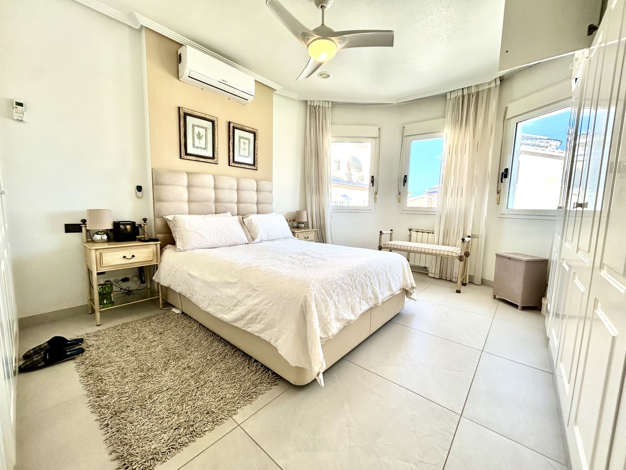 Living room in villa for sale in Pinar de Campoverde