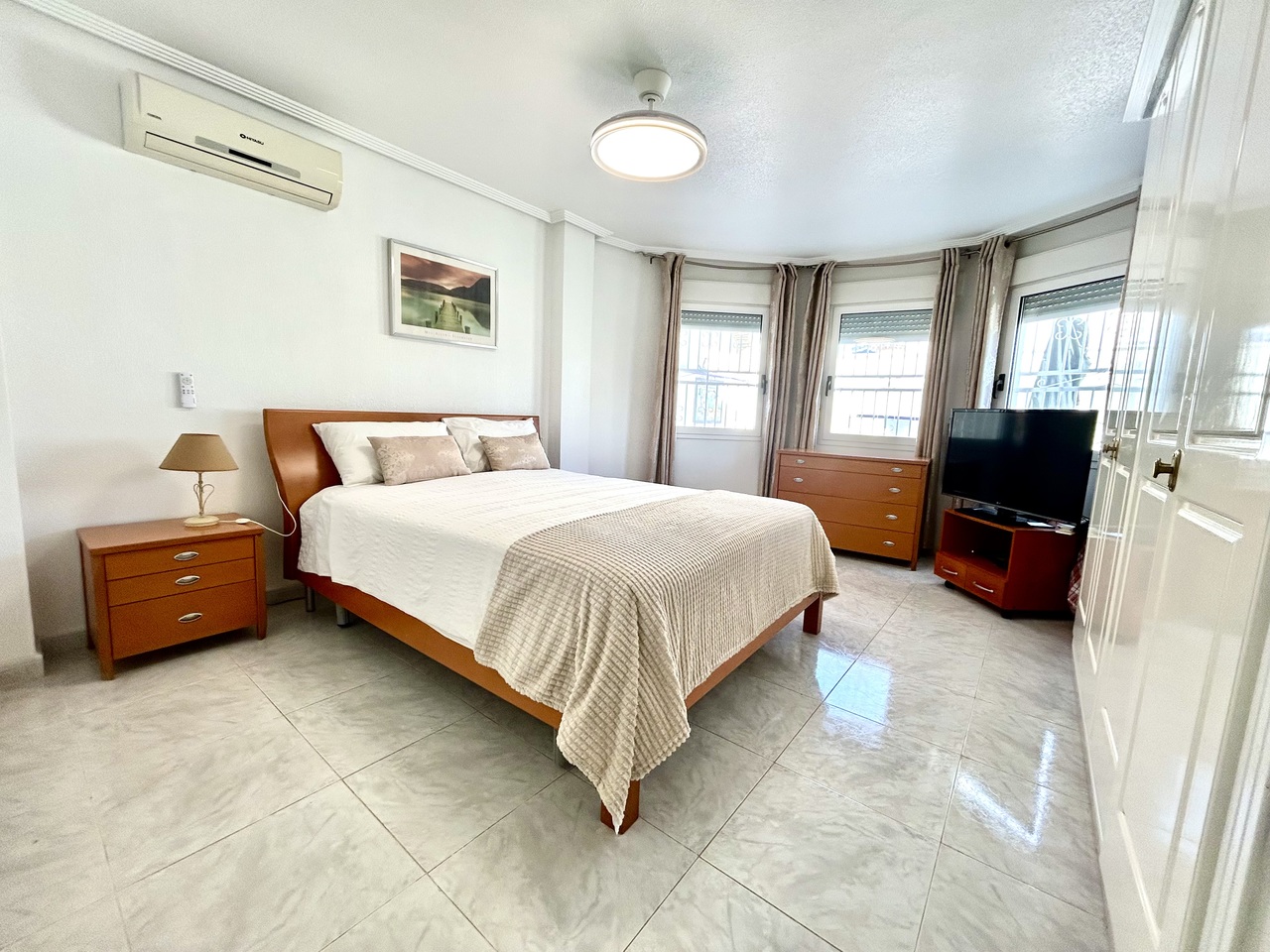 Master bedroom in villa for sale in Pinar de Campoverde