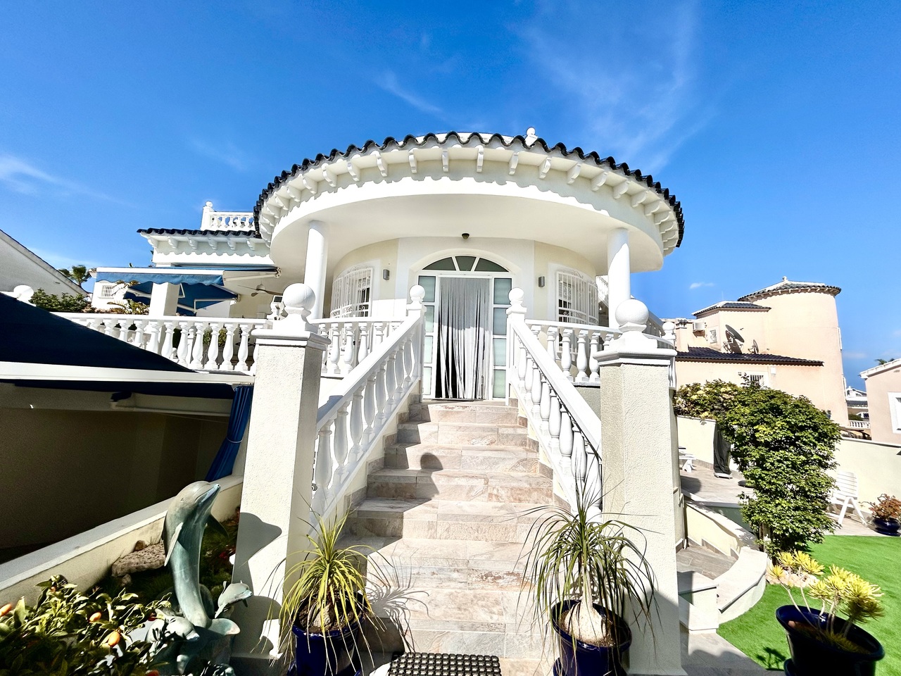 Terrace in villa for sale in Pinar de Campoverde