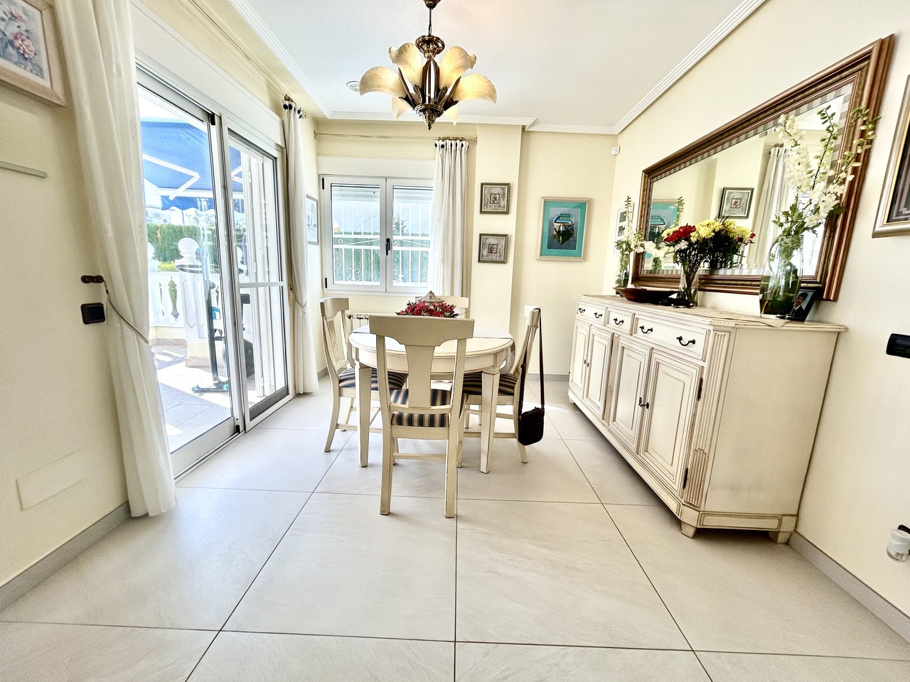 Garden in villa for sale in Pinar de Campoverde