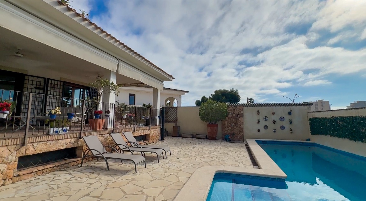 Kitchen in villa for sale in Dehesa de Campoamor