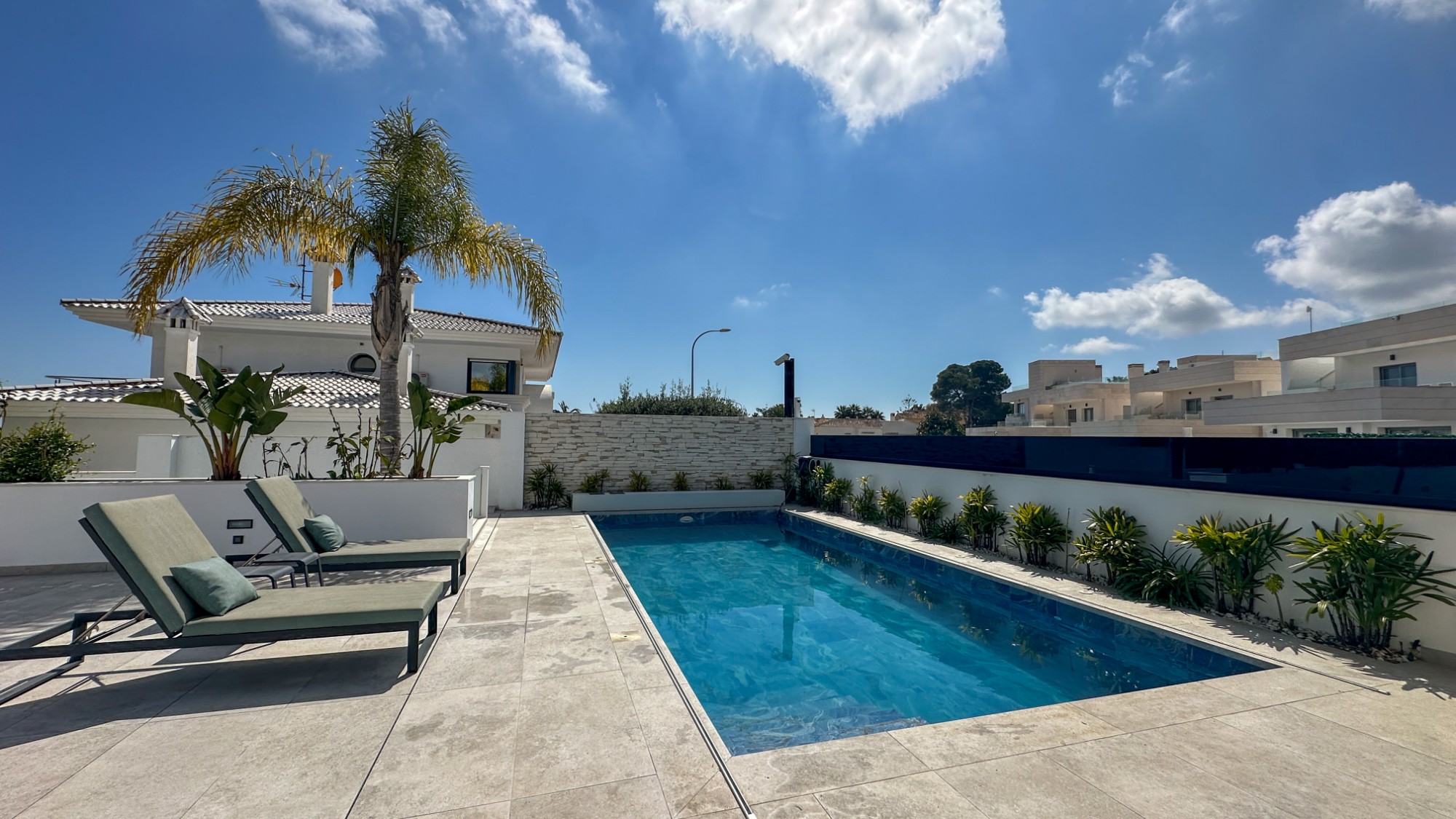 Garden in villa for sale in Orihuela Costa