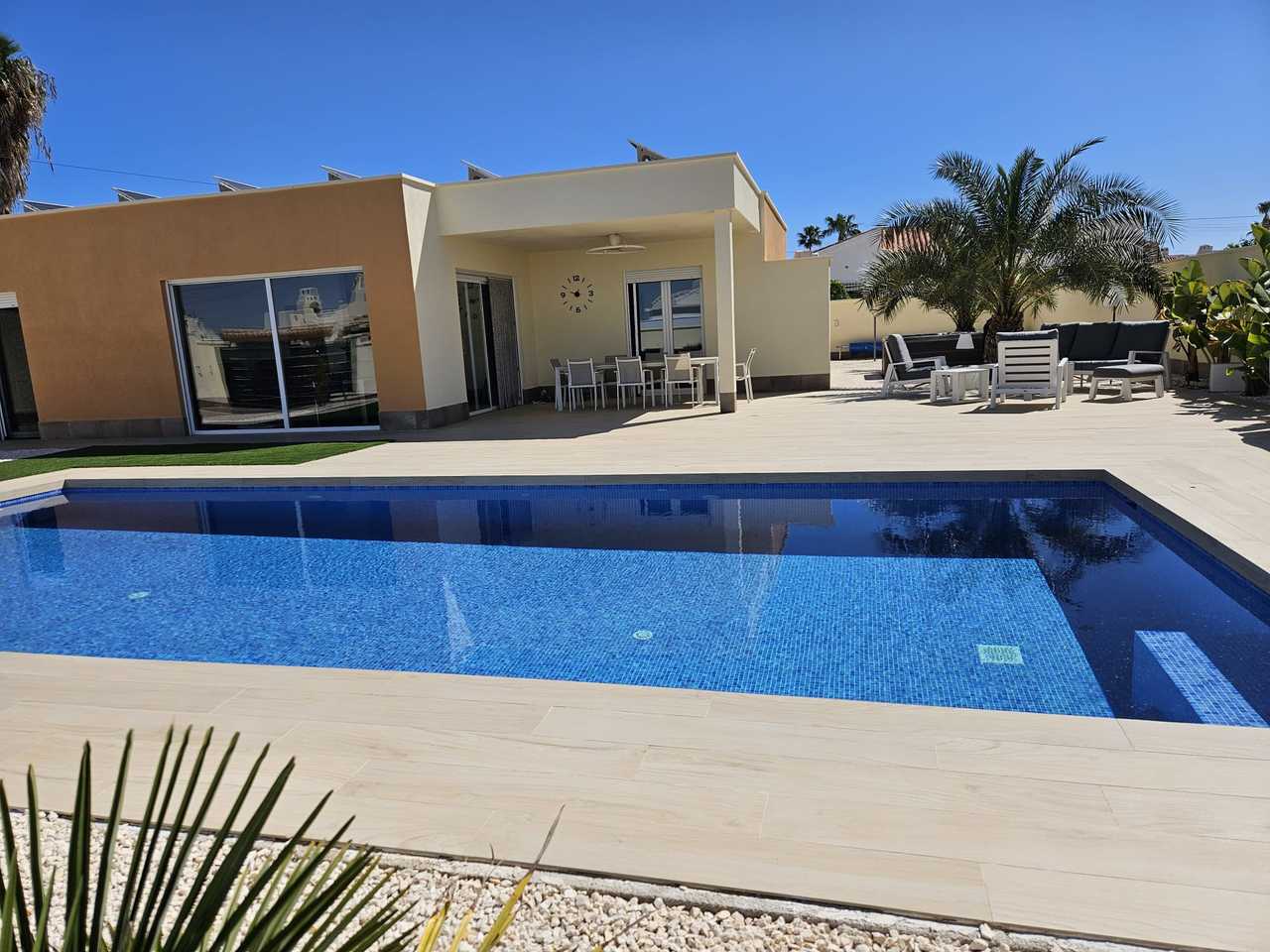 Beautiful detached 4 bedroom villa on an 800m² plot, with a garden and a private swimming pool in La
