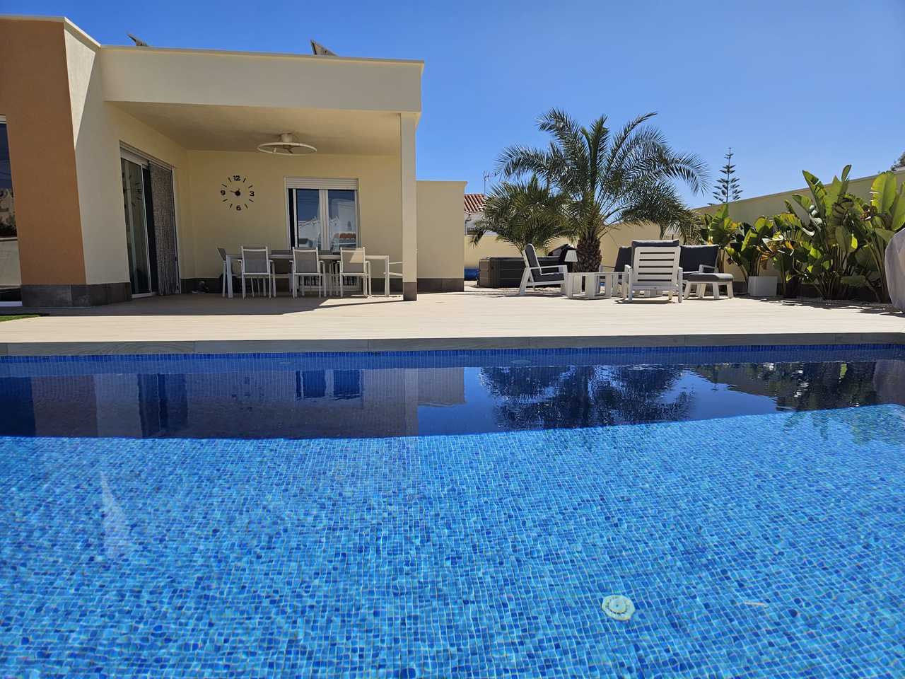 Beautiful detached 4 bedroom villa on an 800m² plot, with a garden and a private swimming pool in La
