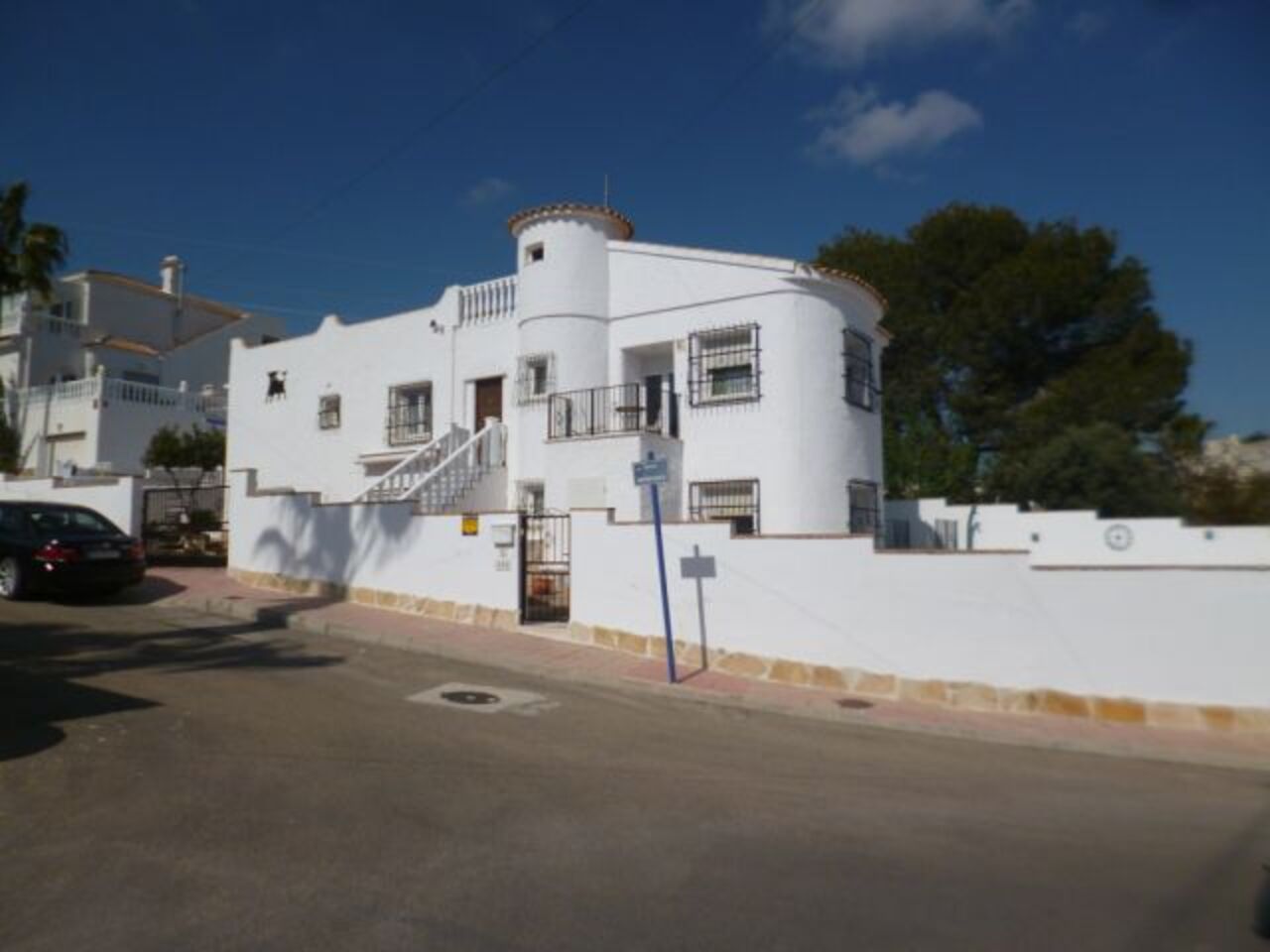 A Very spacious 5 bedroom Villa, beautifully decorated throughout and well maintained gardens with a