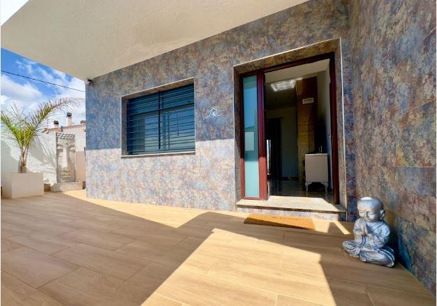 Garden in villa for sale in Pilar de La Horadada