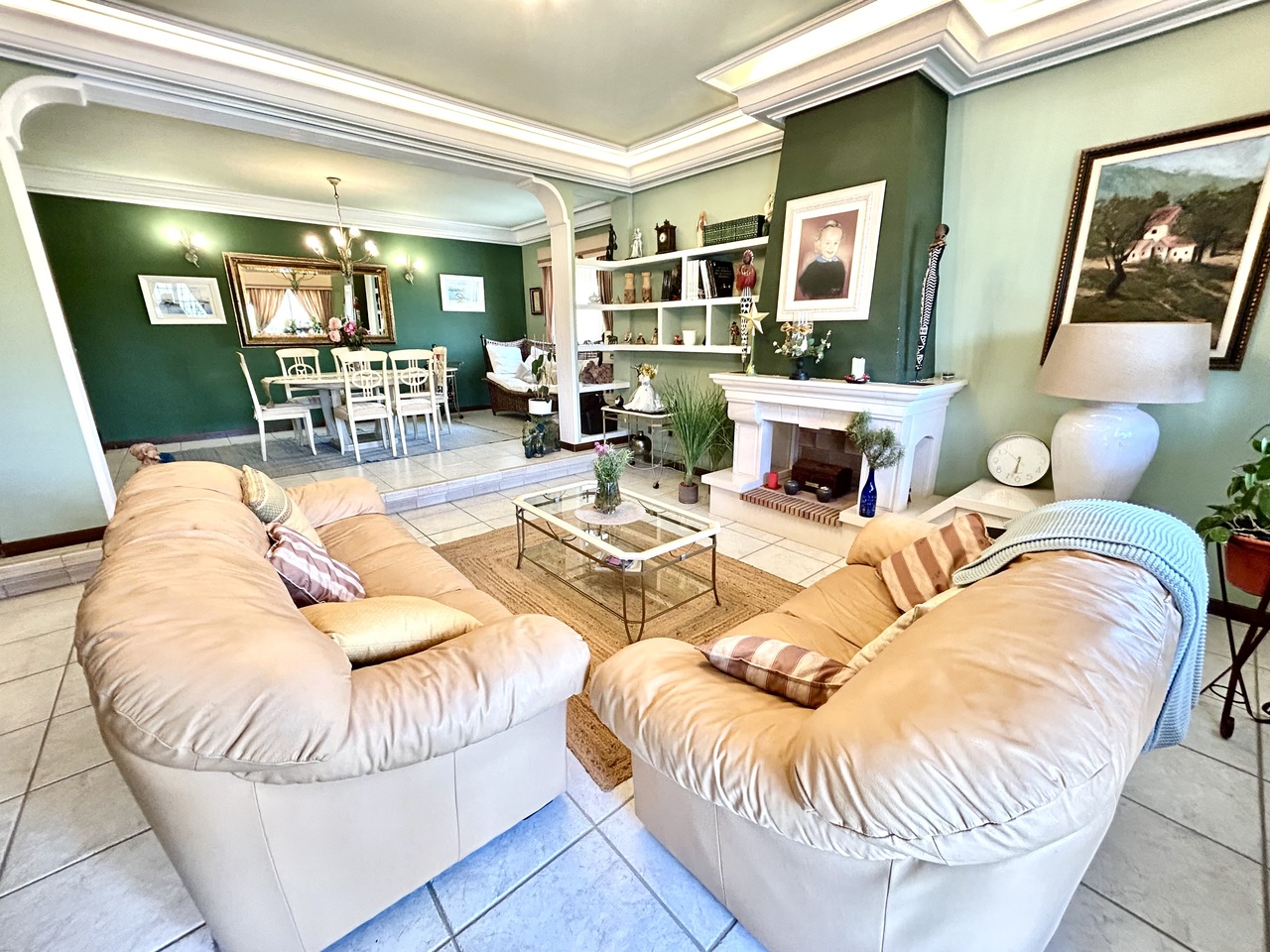 Dining area in villa for sale in La Mata