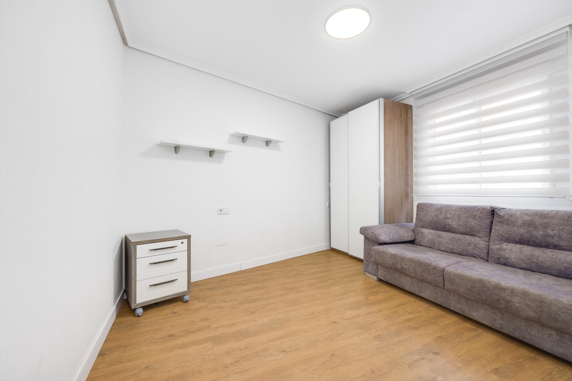 Bedroom in apartment for sale in Torrevieja