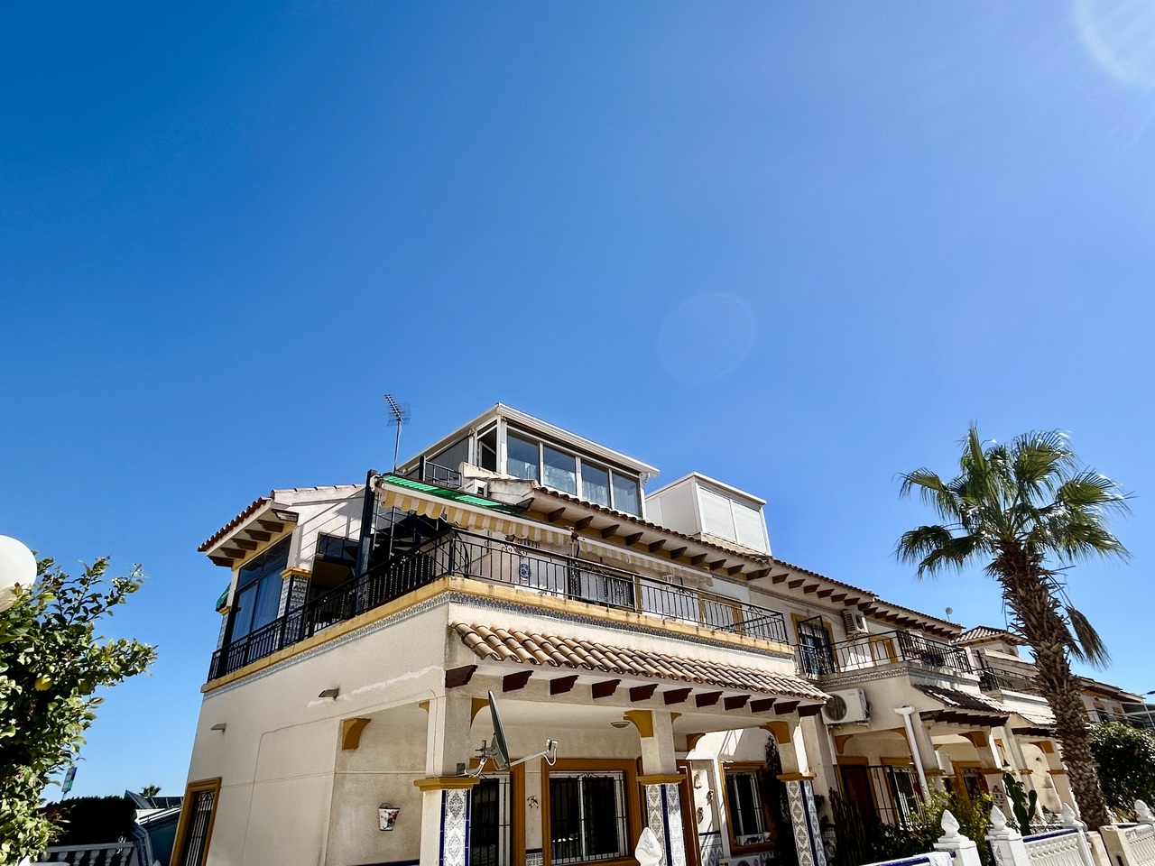 This beautifully presented top-floor apartment in sought-after Punta Prima offers the perfect combin