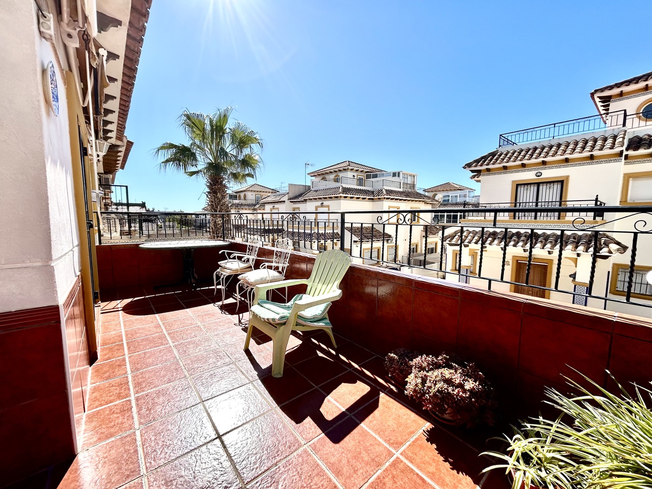 This beautifully presented top-floor apartment in sought-after Punta Prima offers the perfect combin