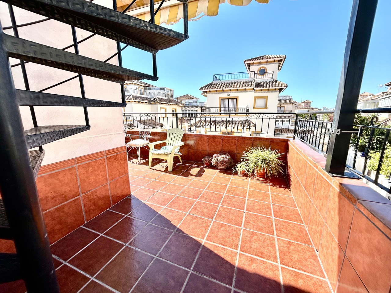 This beautifully presented top-floor apartment in sought-after Punta Prima offers the perfect combin