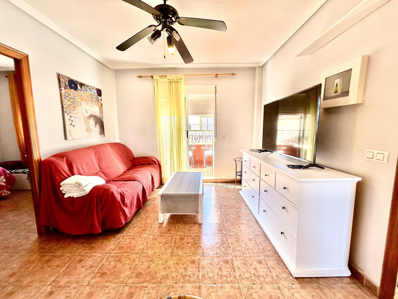 This beautifully presented top-floor apartment in sought-after Punta Prima offers the perfect combin
