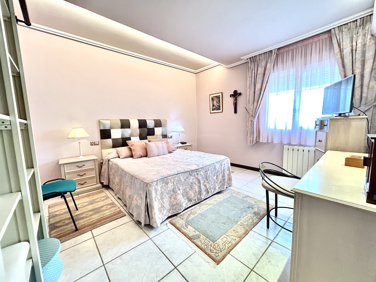 Master bedroom in villa for sale in La Mata