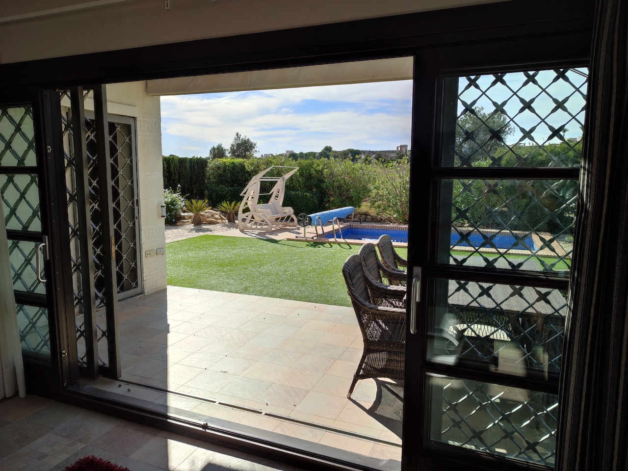 RESALE VILLA - Set on 3 levels there are 3 bedrooms and 2 walkin showers, plus terraces of the bedro