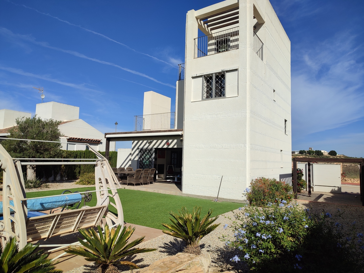 Terrace in villa for sale in Peraleja Golf