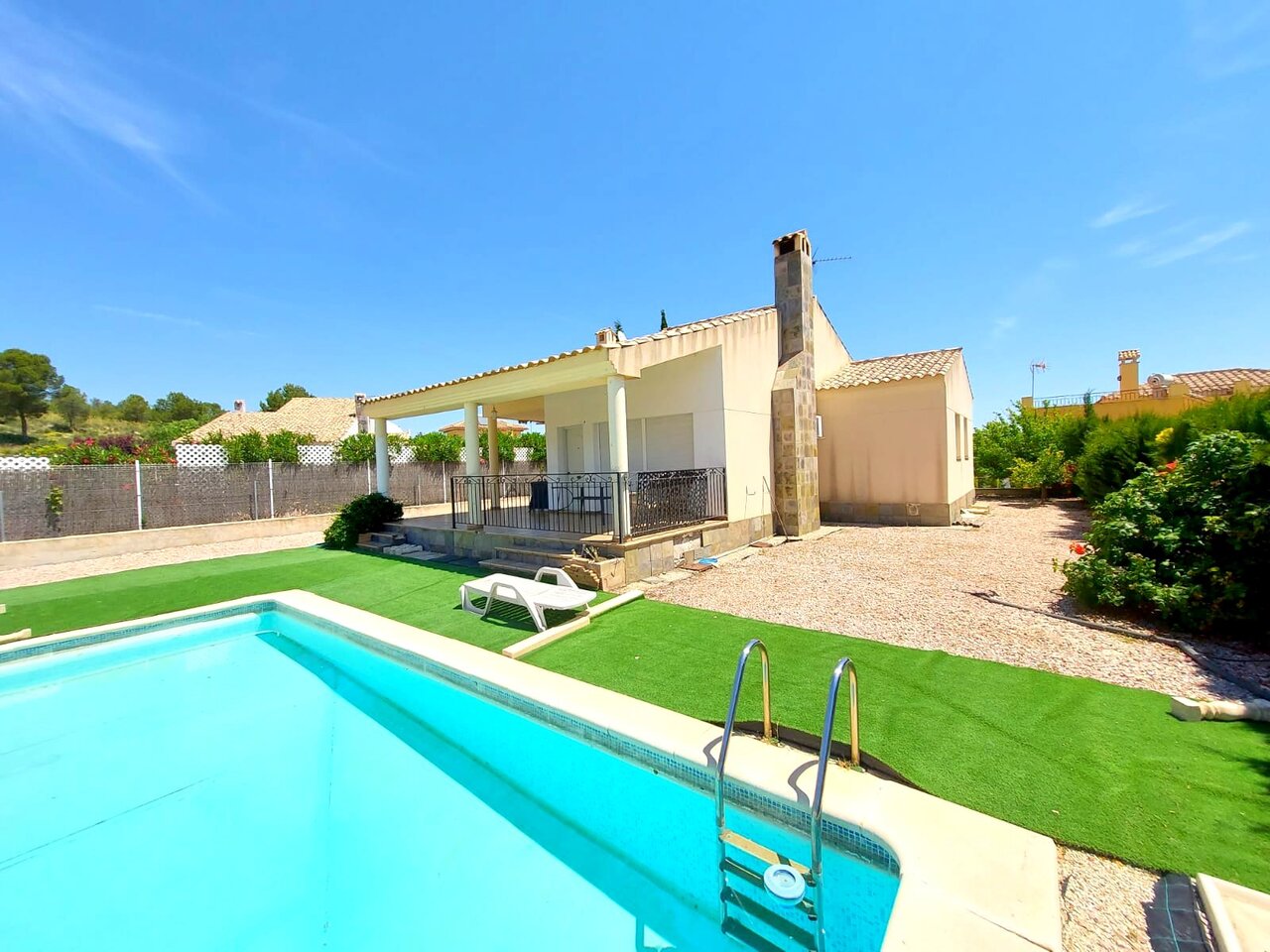 Pool area in villa for sale in Calasparra