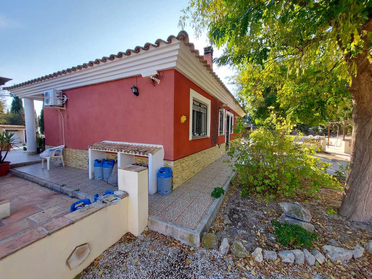 Master bedroom in villa for sale in Calasparra