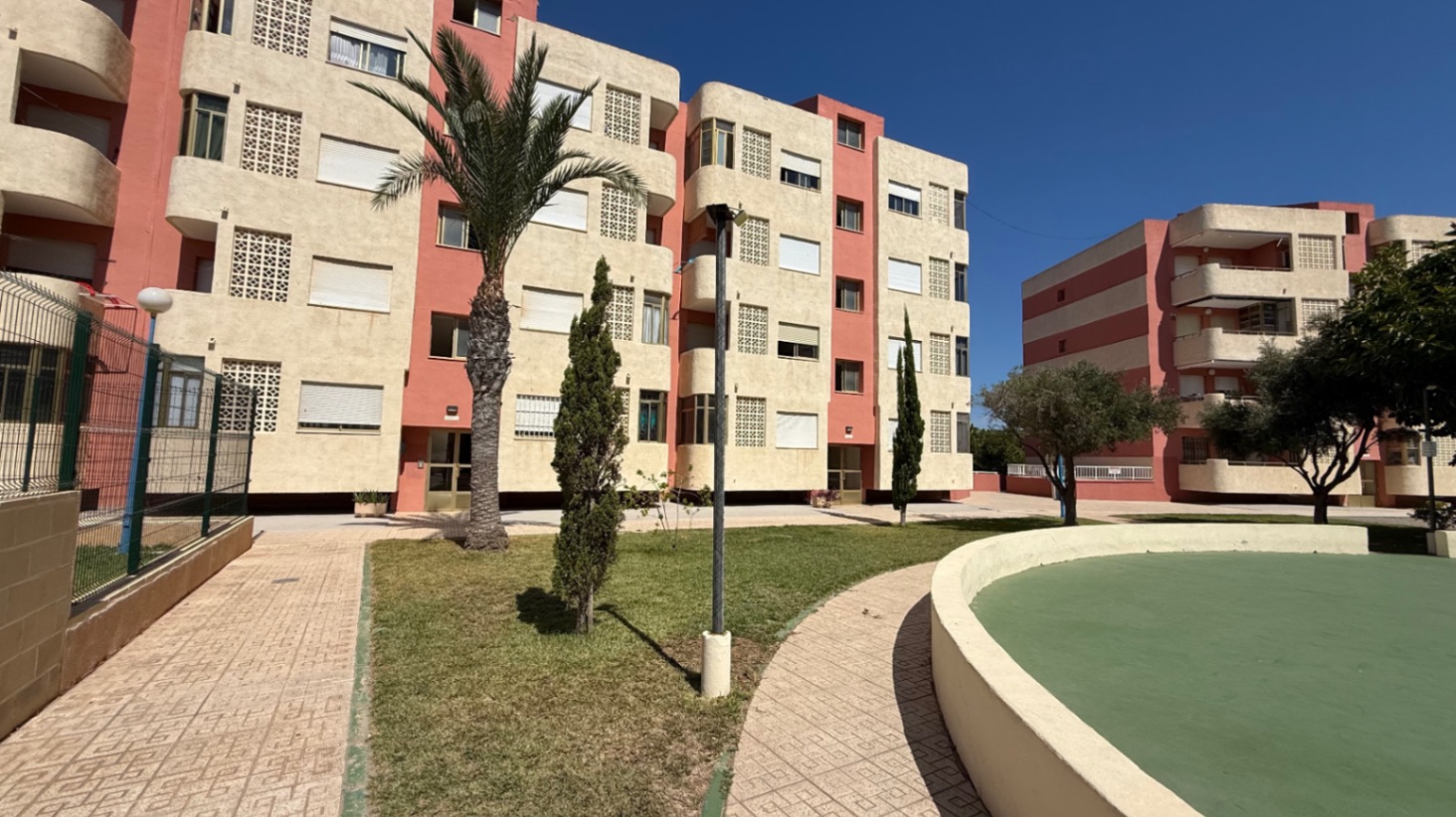 Renovated first-floor apartment with sea views, located in a quiet and clean residential area