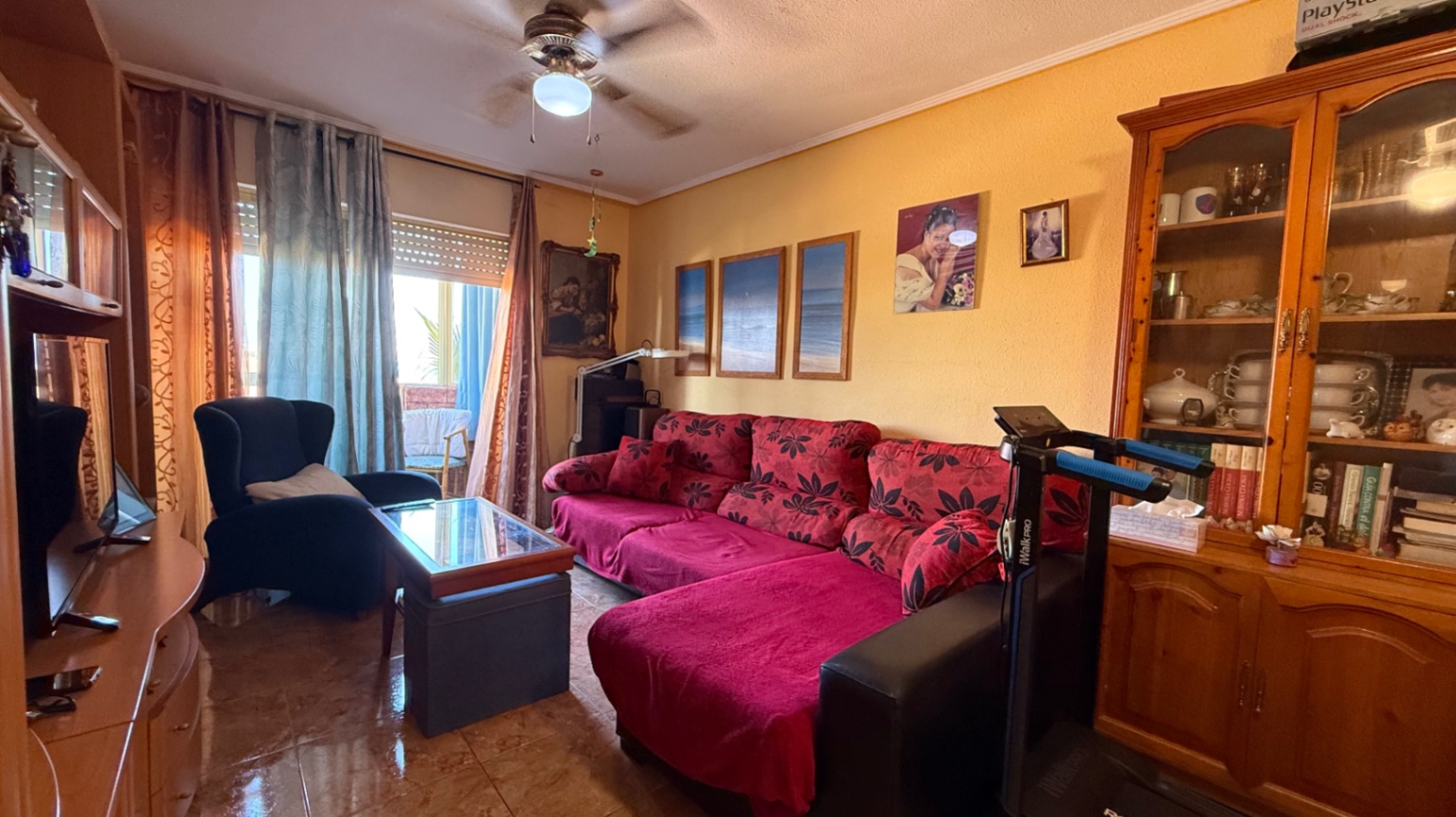 Renovated first-floor apartment with sea views, located in a quiet and clean residential area