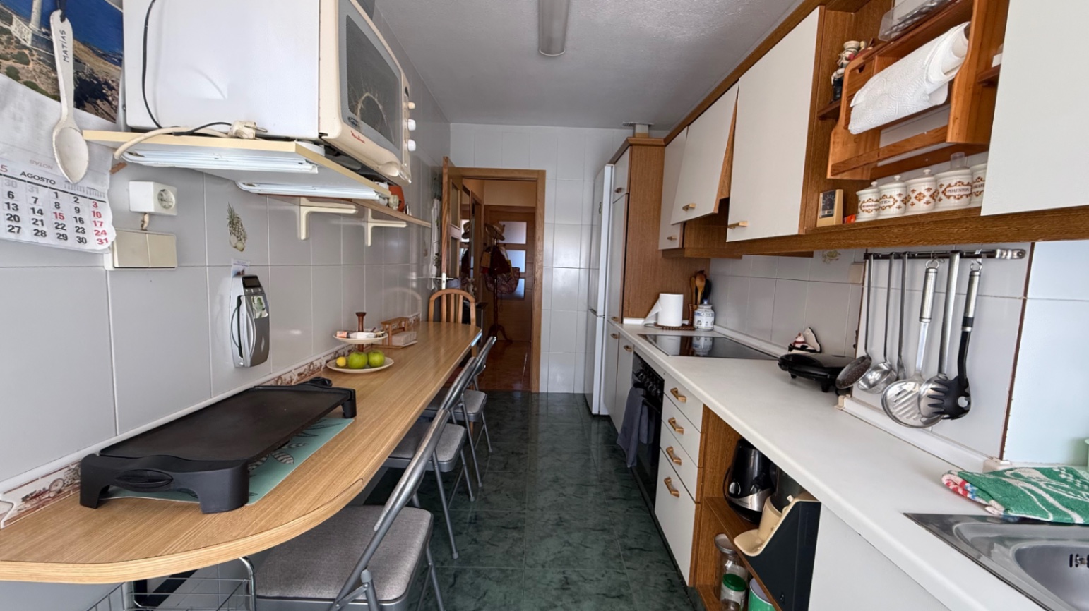 Renovated first-floor apartment with sea views, located in a quiet and clean residential area
