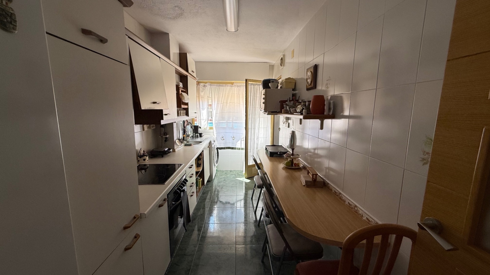 Renovated first-floor apartment with sea views, located in a quiet and clean residential area