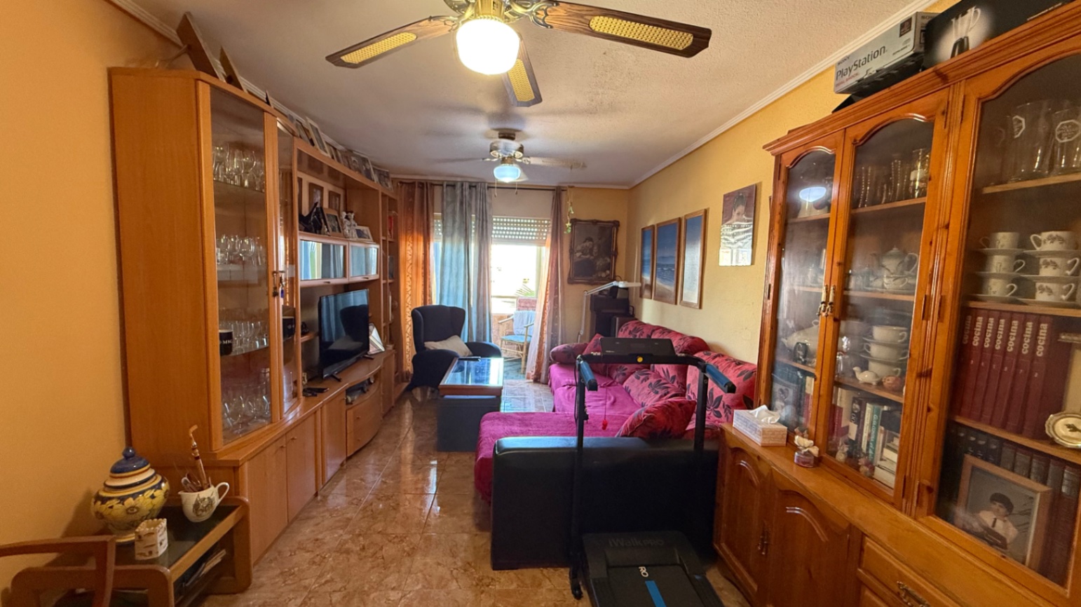 Renovated first-floor apartment with sea views, located in a quiet and clean residential area