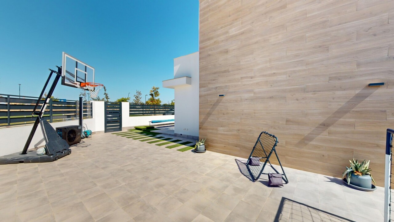 Exterior view in villa for sale in Roldan
