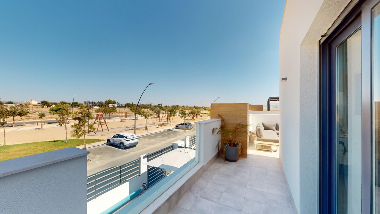 Garden in villa for sale in Roldan