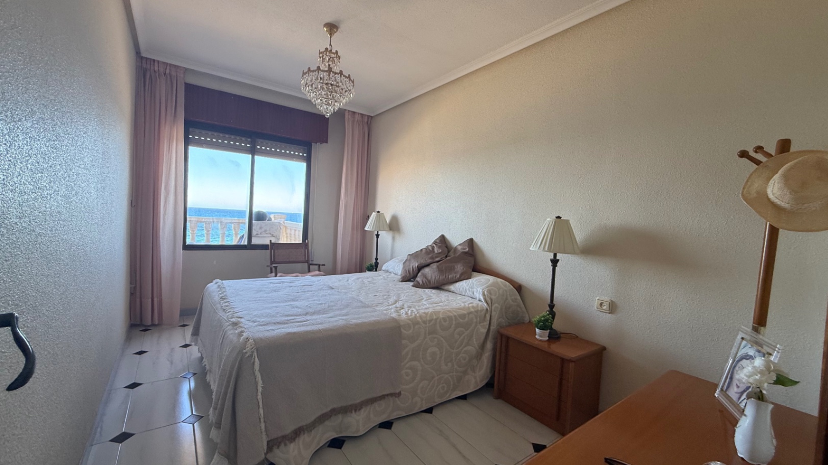 Bedroom in apartment for sale in Torrevieja