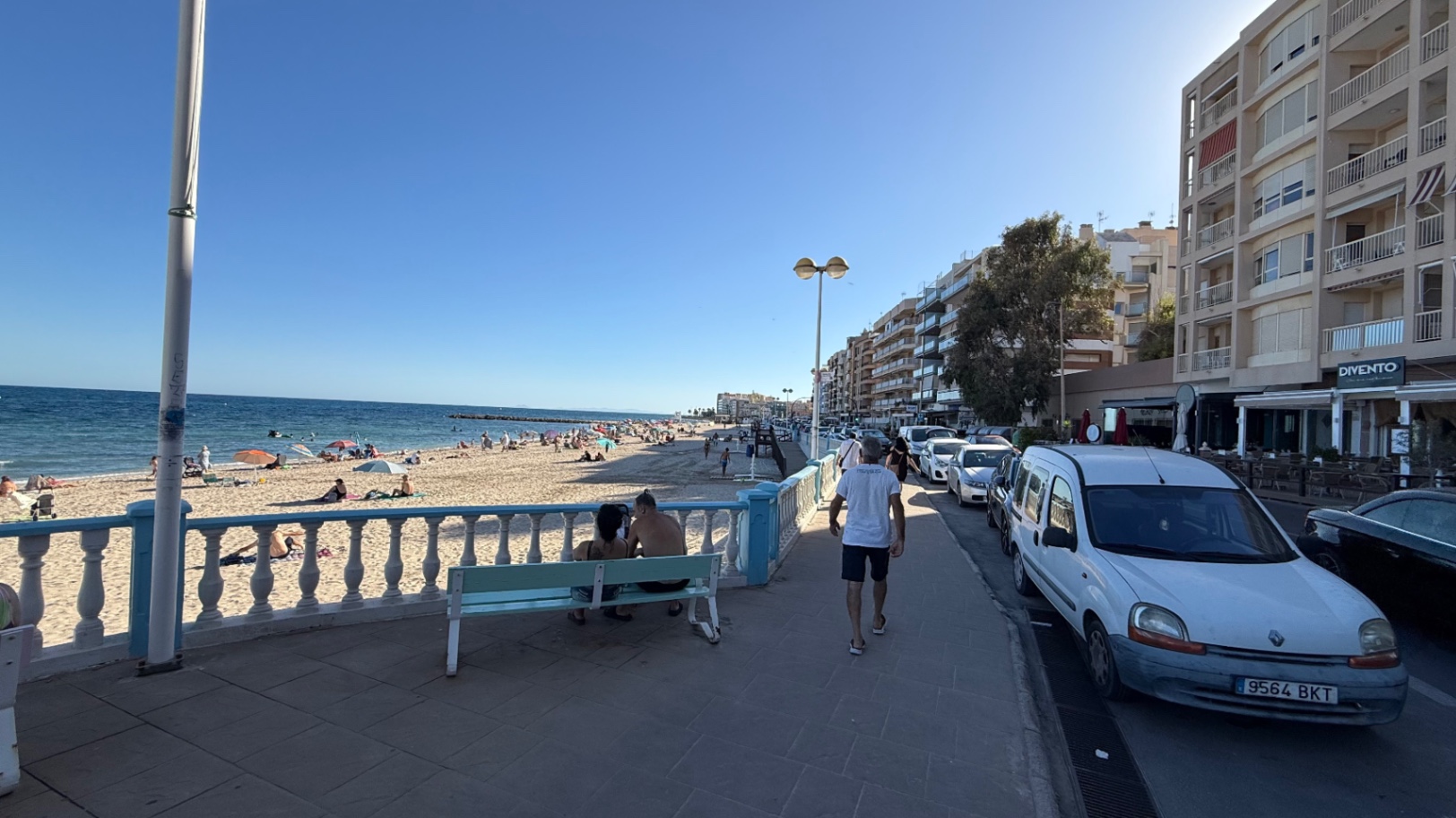 Stunning Frontline Apartment in Playa de los Locos, Torrevieja Experience Mediterranean living at it