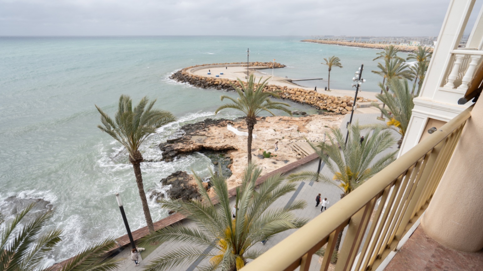 Charming Mediterranean-Style Seafront Apartment with Breathtaking Views in Torrevieja Nestled right