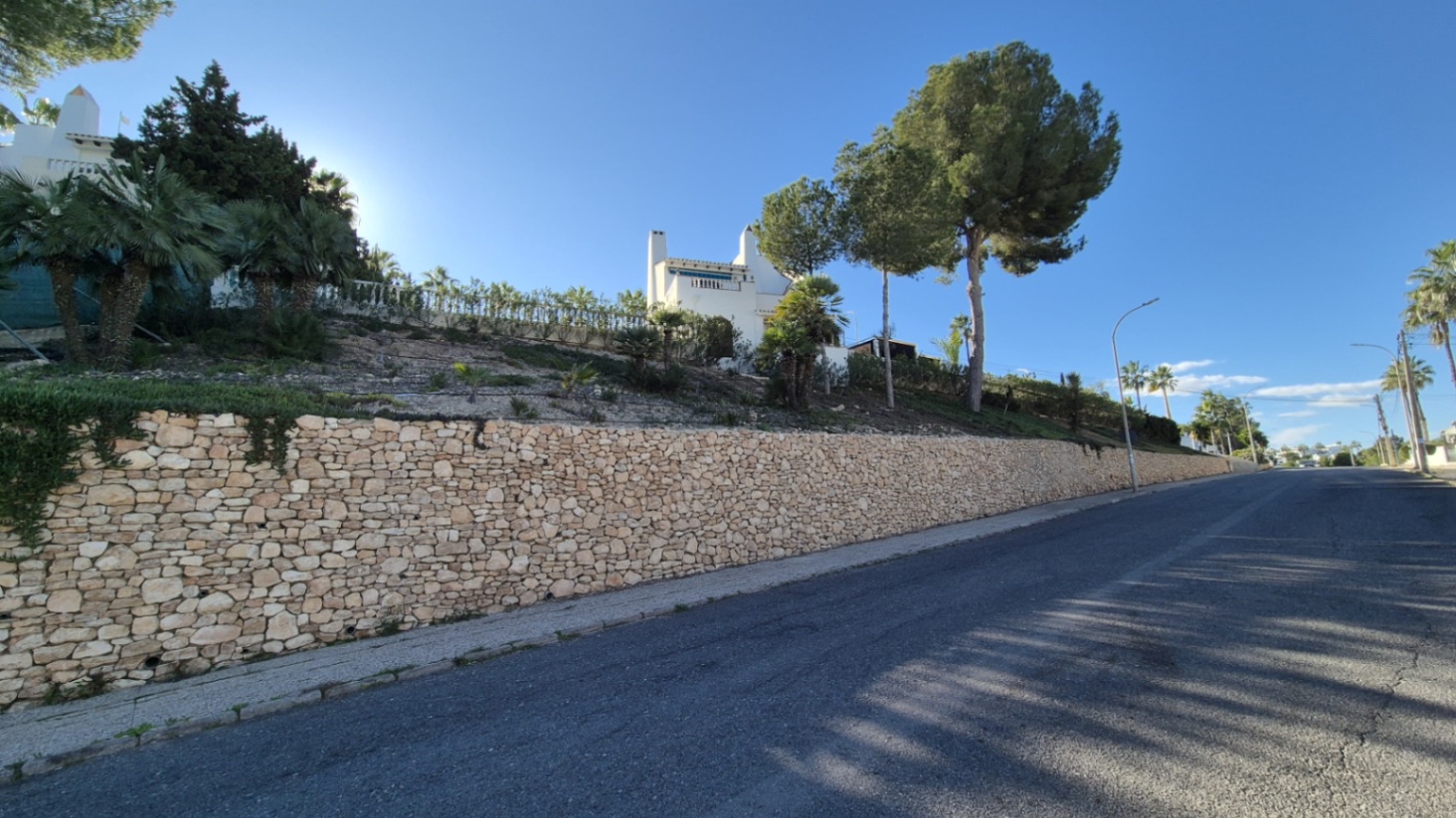 Pool area in villa for sale in Orihuela