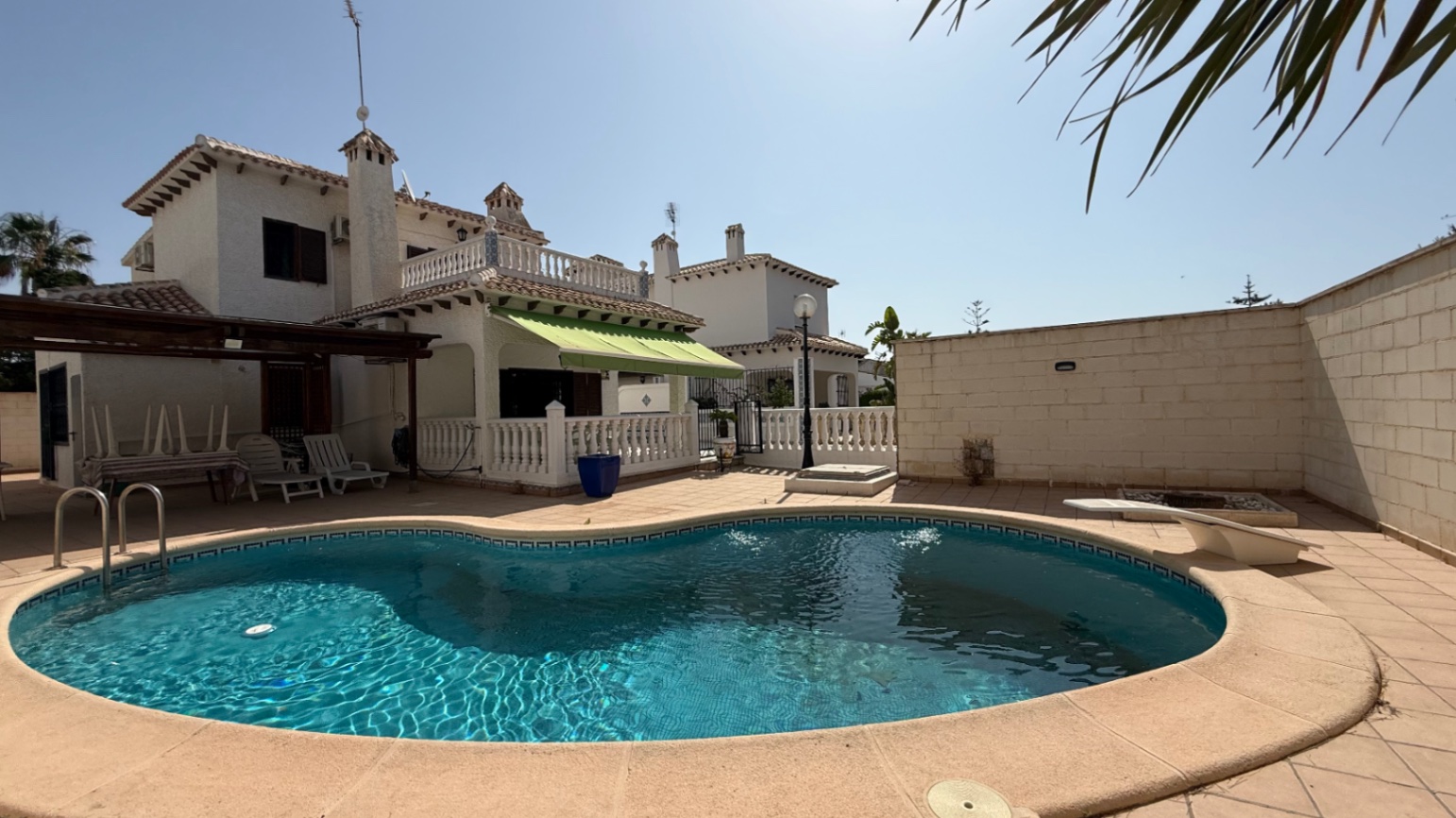 Pool area in villa for sale in Orihuela