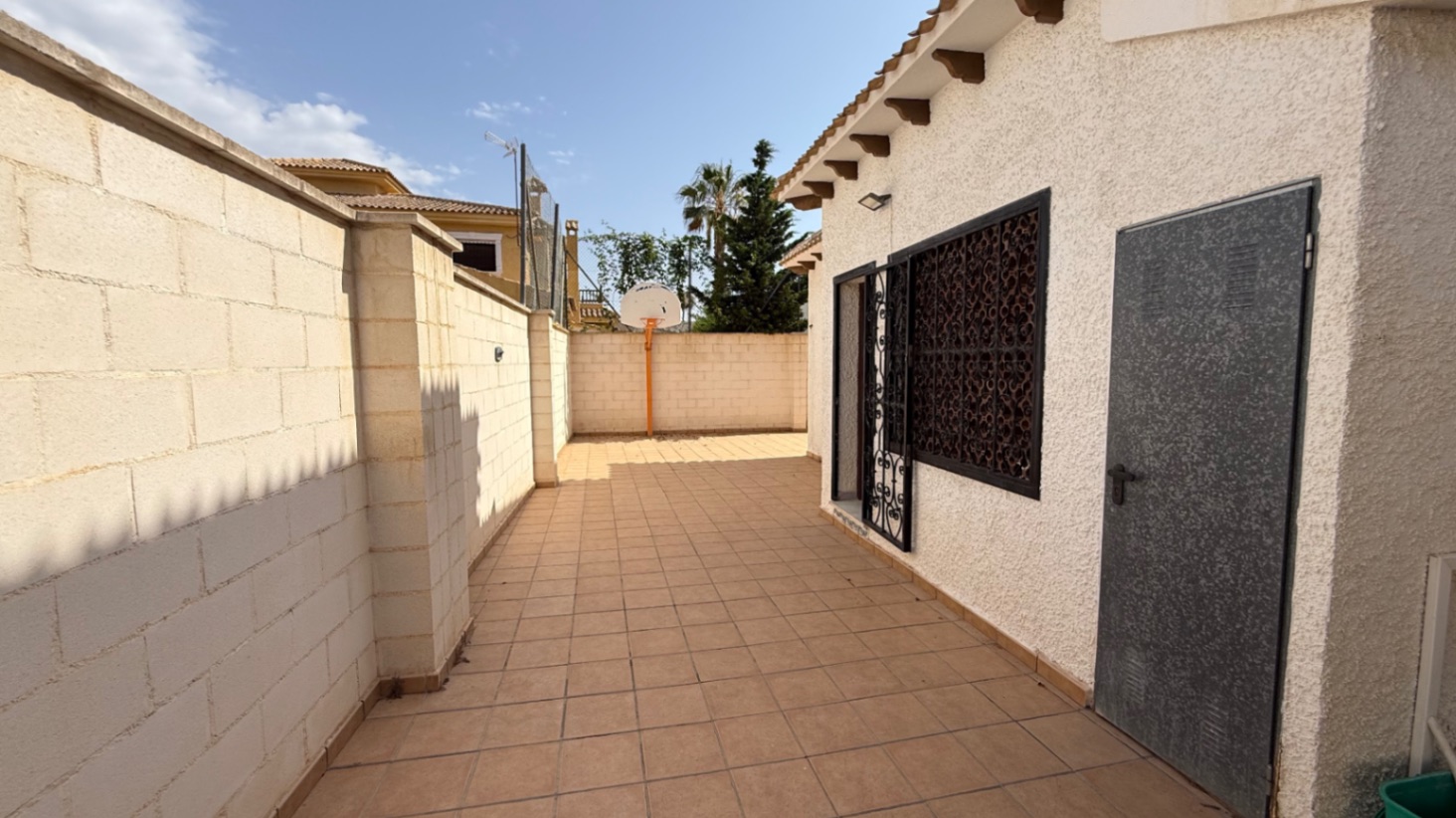 Pool area in villa for sale in Orihuela