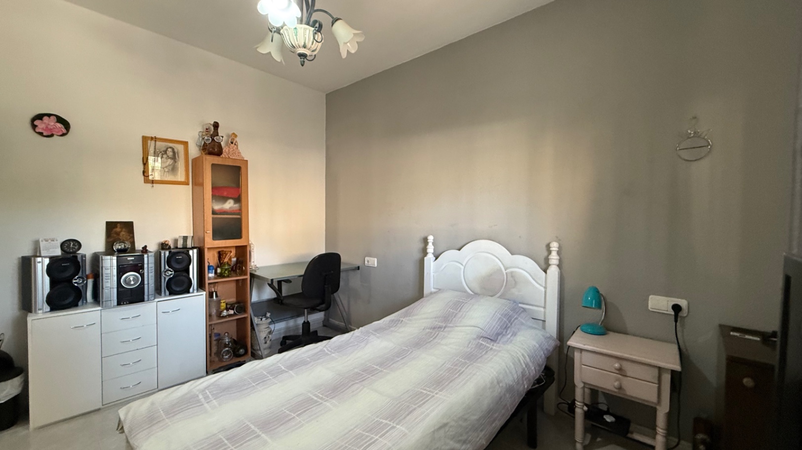 Bedroom in villa for sale in Orihuela
