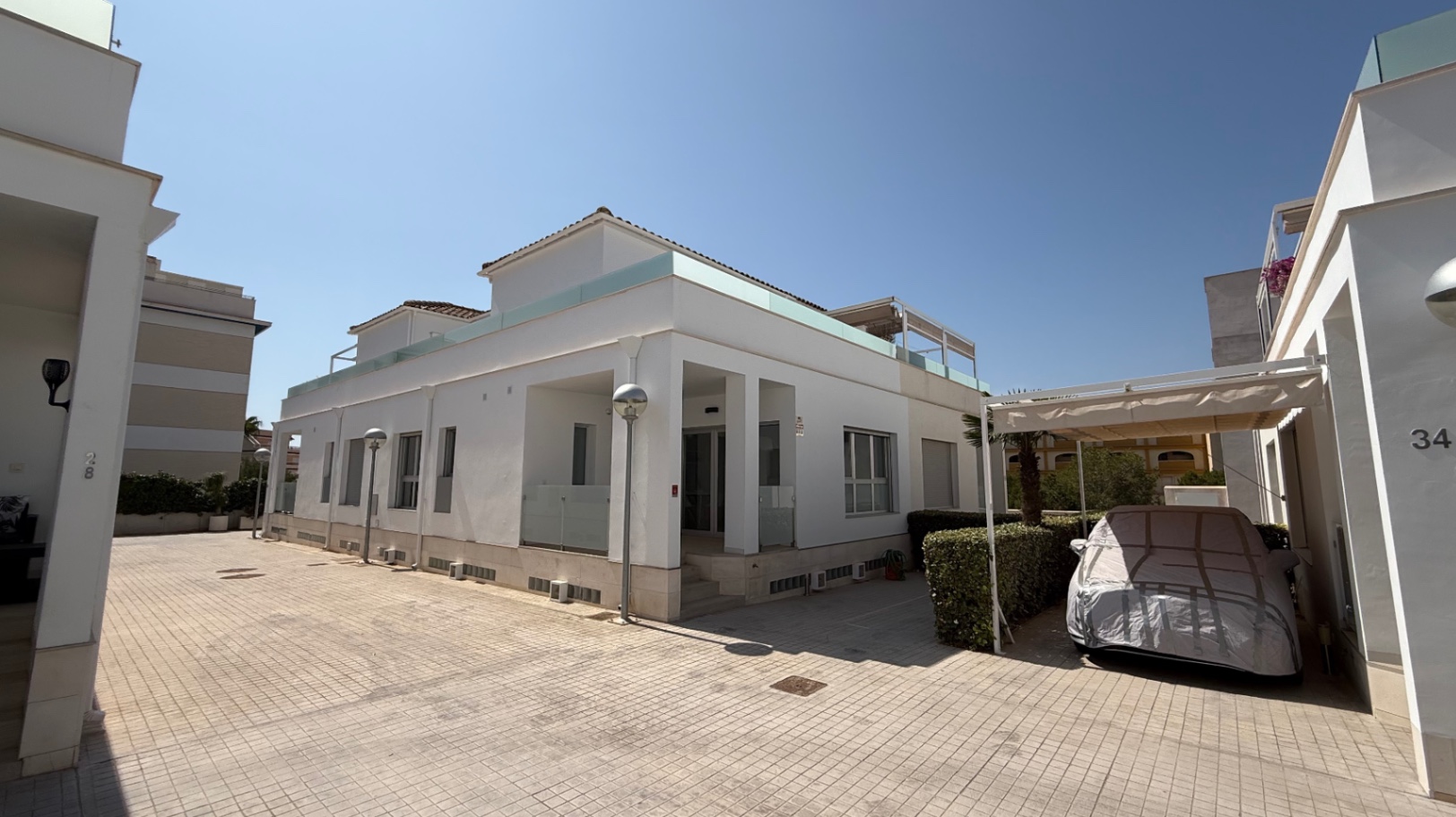 Modern Quad Villa in Los Dolses This beautifully designed modern-style quad villa is a fantastic opp